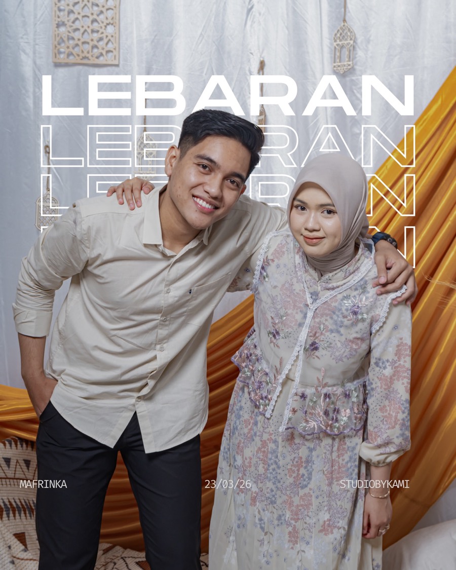 Hasil foto sesi Lebaran: sepasang orang berbusana muslim di depan latar kain