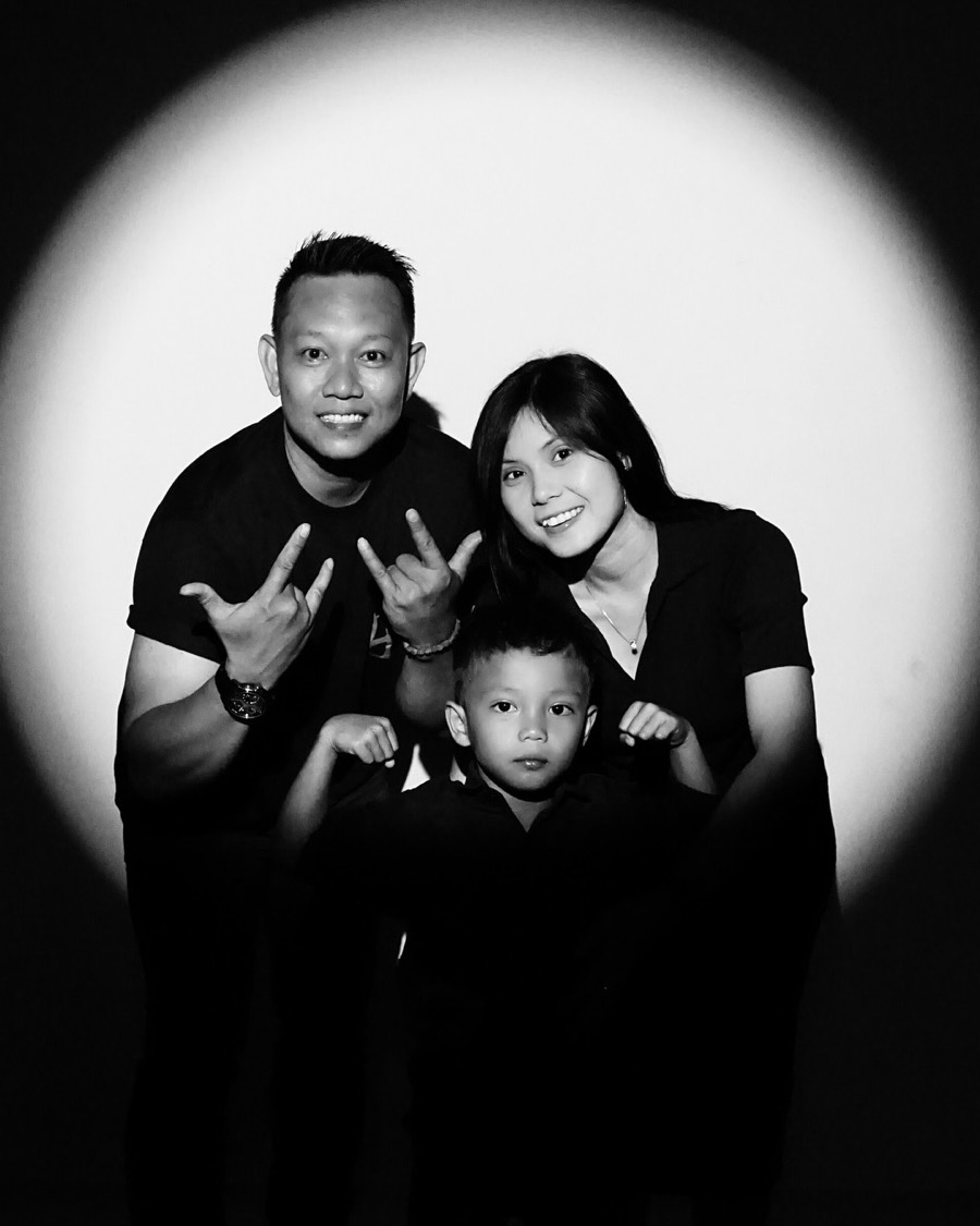 Hasil foto hitam putih: satu keluarga dengan anak di bawah lampu sorot